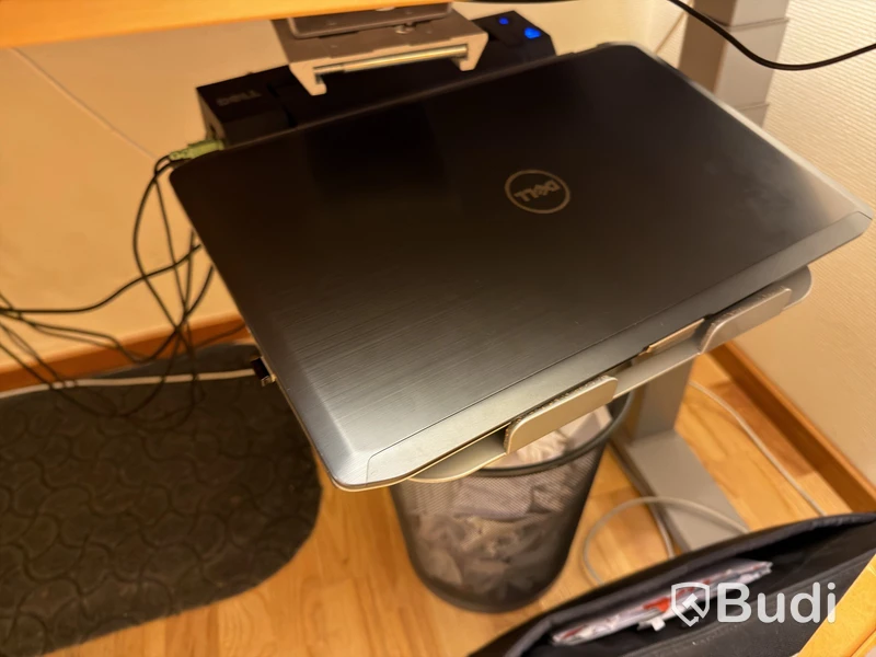 Laptops, kontorsmöbler, UPS m.m.