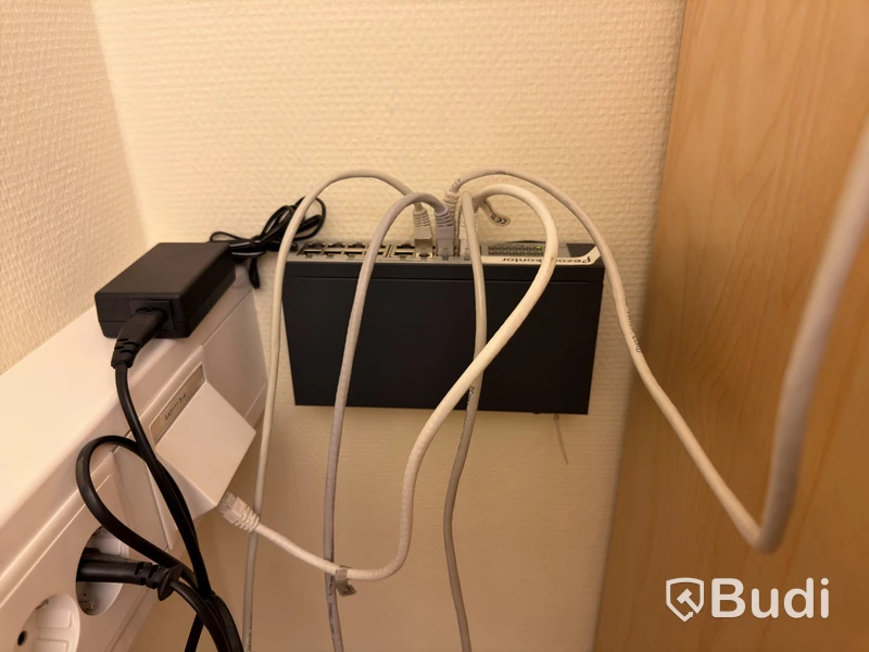 Laptops, kontorsmöbler, UPS m.m.