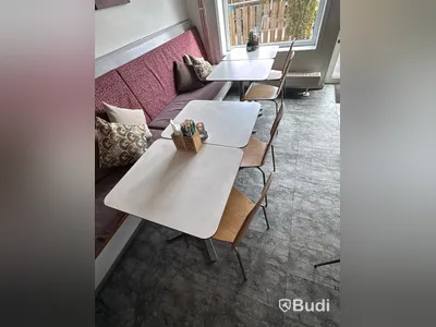Cafémöbler, 28 bord och 49 stolar