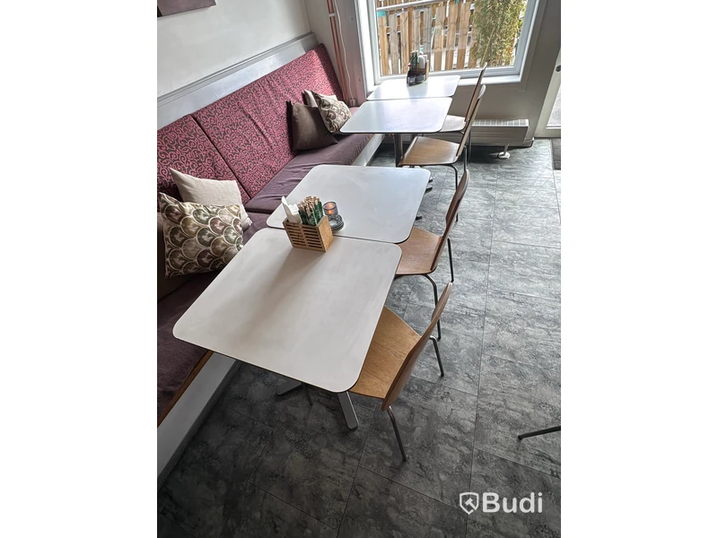 Cafémöbler, 28 bord och 49 stolar