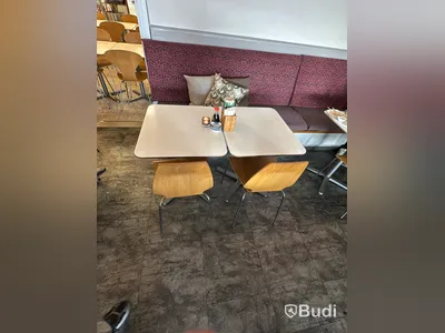 Cafémöbler, 28 bord och 49 stolar