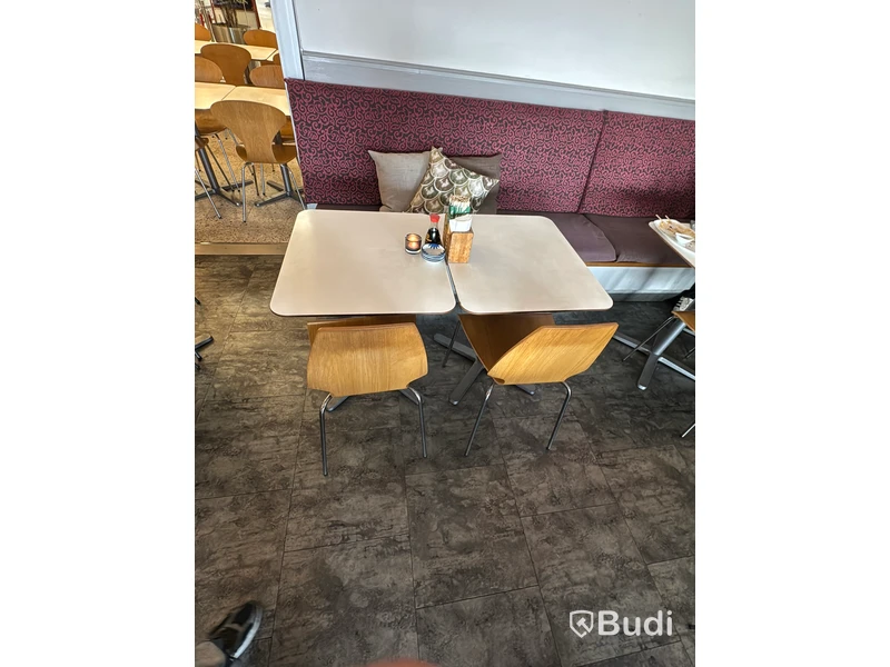 Cafémöbler, 28 bord och 49 stolar