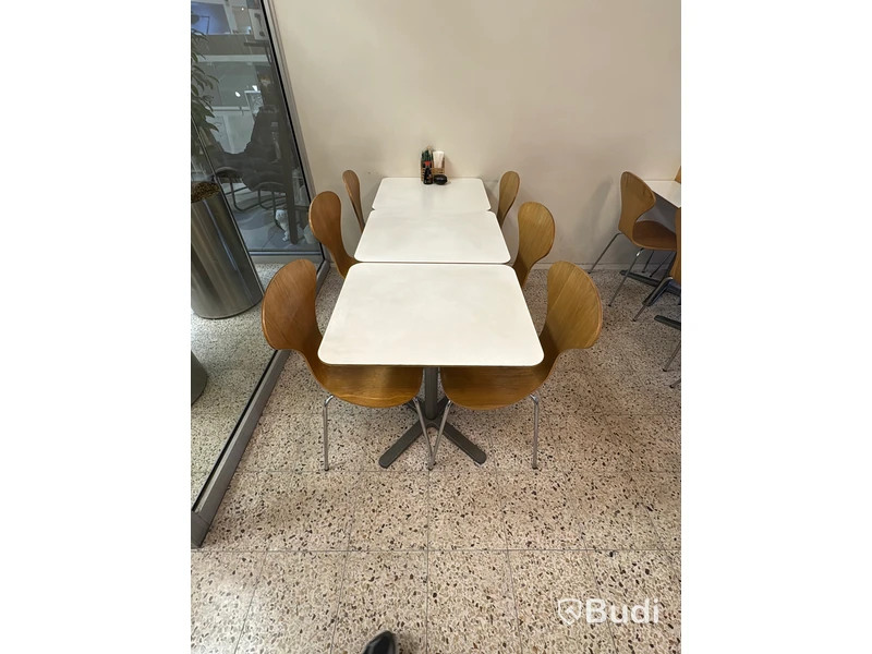 Cafémöbler, 28 bord och 49 stolar