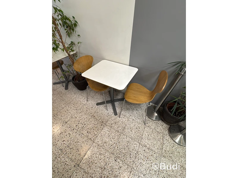 Cafémöbler, 28 bord och 49 stolar