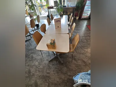 Cafémöbler, 28 bord och 49 stolar