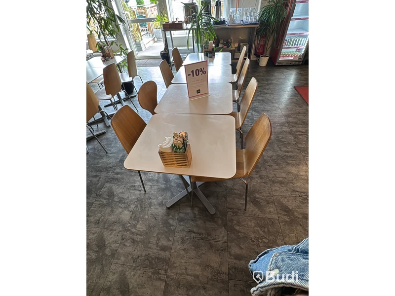 Cafémöbler, 28 bord och 49 stolar
