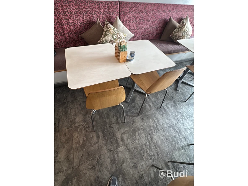 Cafémöbler, 28 bord och 49 stolar