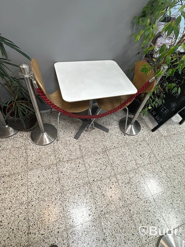 Cafémöbler, 28 bord och 49 stolar