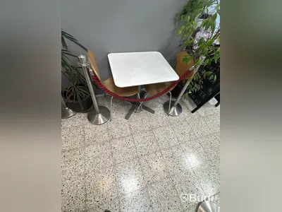 Cafémöbler, 28 bord och 49 stolar