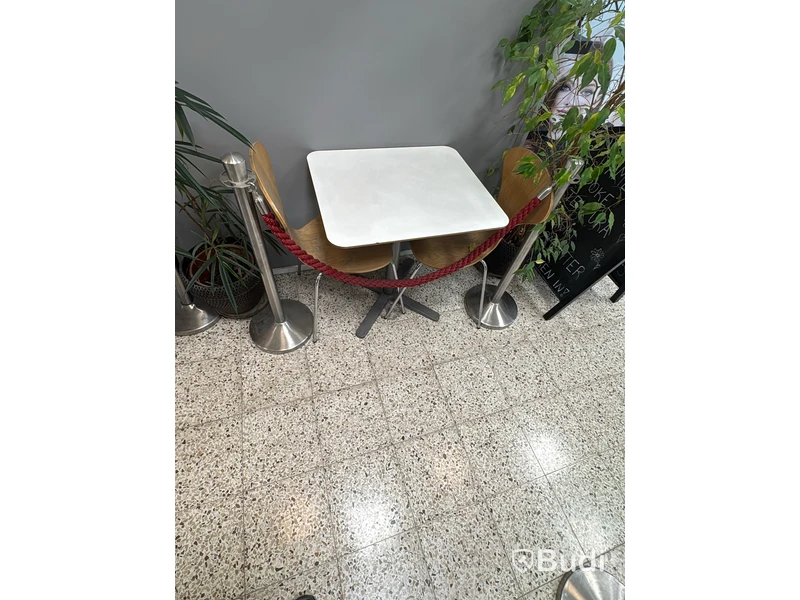 Cafémöbler, 28 bord och 49 stolar