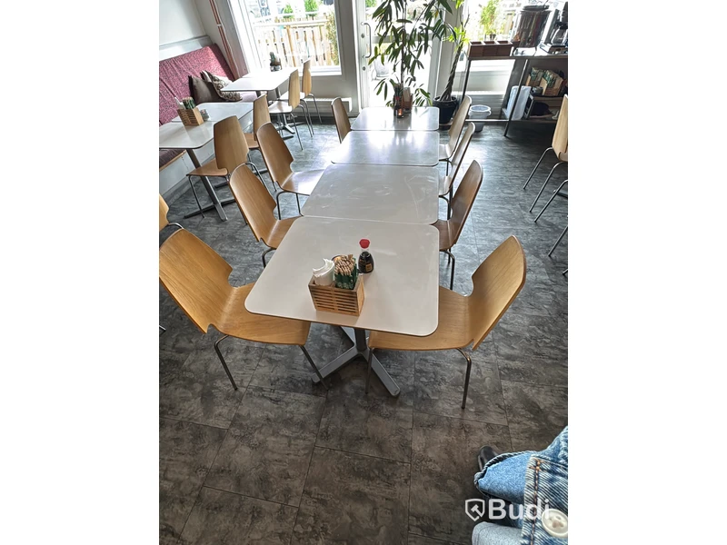 Cafémöbler, 28 bord och 49 stolar