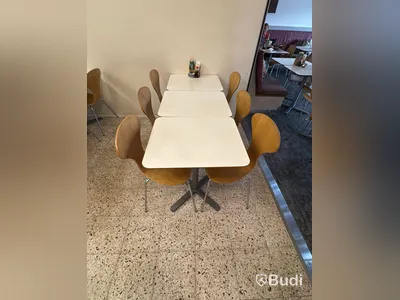 Cafémöbler, 28 bord och 49 stolar