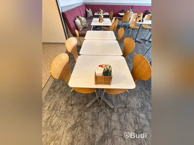 Cafémöbler, 28 bord och 49 stolar