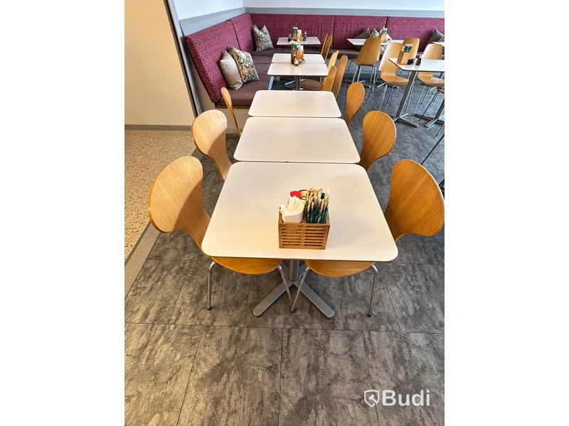 Cafémöbler, 28 bord och 49 stolar