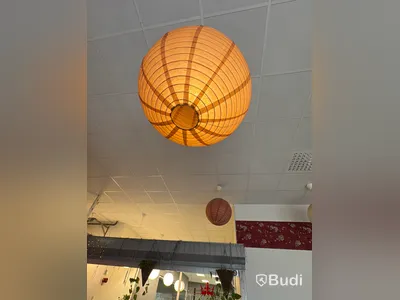 Takbelysning och dekoration från restaurang
