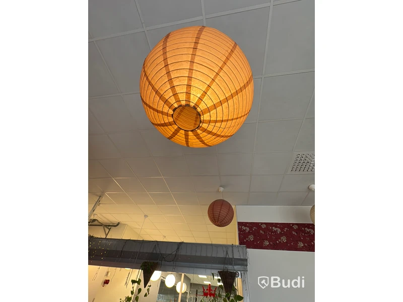 Takbelysning och dekoration från restaurang