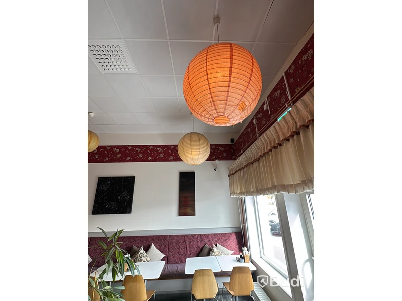 Takbelysning och dekoration från restaurang