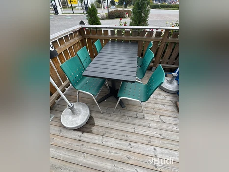 Parti utemöbler, bord, stolar och parasoller