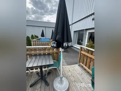 Parti utemöbler, bord, stolar och parasoller