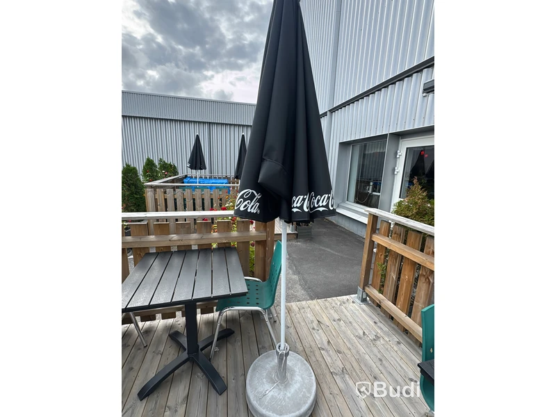 Parti utemöbler, bord, stolar och parasoller