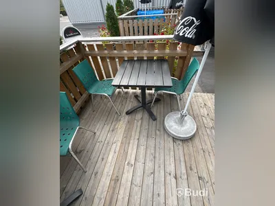 Parti utemöbler, bord, stolar och parasoller