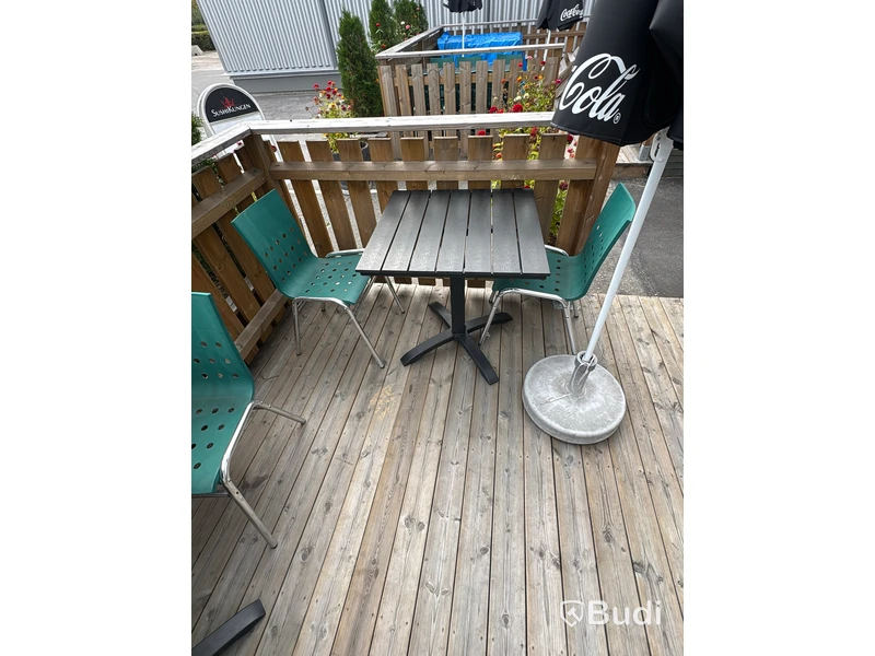 Parti utemöbler, bord, stolar och parasoller