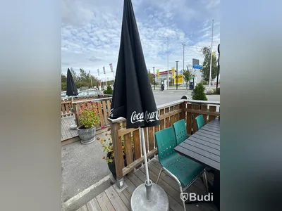 Parti utemöbler, bord, stolar och parasoller