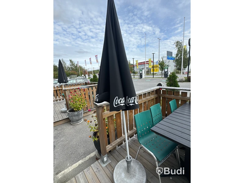Parti utemöbler, bord, stolar och parasoller