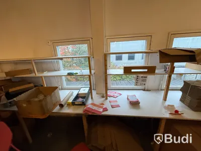 Arbetsbänkar med tillhörande hyllplan. Parti med förpackningsmaterial och kartonger.