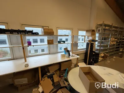 Arbetsbänkar med tillhörande hyllplan. Parti med förpackningsmaterial och kartonger.