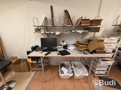 Två förpackningsstationer, arbetsbord med tillbehör. Skrivare, dator, skärm och diverse tillbehör.