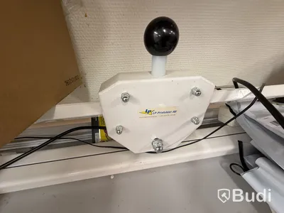 Två förpackningsstationer, arbetsbord med tillbehör. Skrivare, dator, skärm och diverse tillbehör.