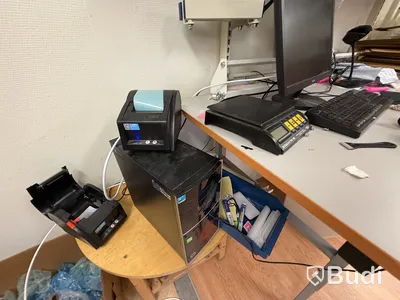 Två förpackningsstationer, arbetsbord med tillbehör. Skrivare, dator, skärm och diverse tillbehör.