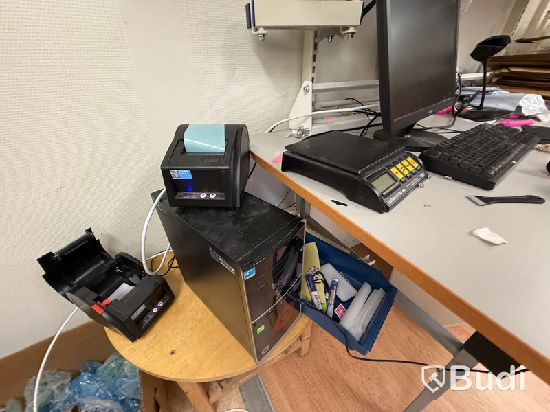 Två förpackningsstationer, arbetsbord med tillbehör. Skrivare, dator, skärm och diverse tillbehör.