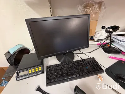 Två förpackningsstationer, arbetsbord med tillbehör. Skrivare, dator, skärm och diverse tillbehör.
