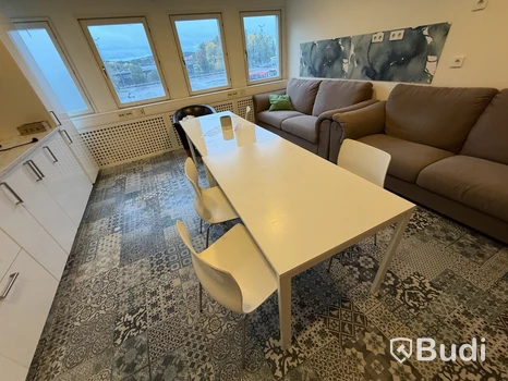 Matgrupp, vitt bord och 3 stolar