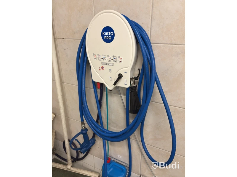 Doseringsstation Kiilto Pro, väggmonterad med slang