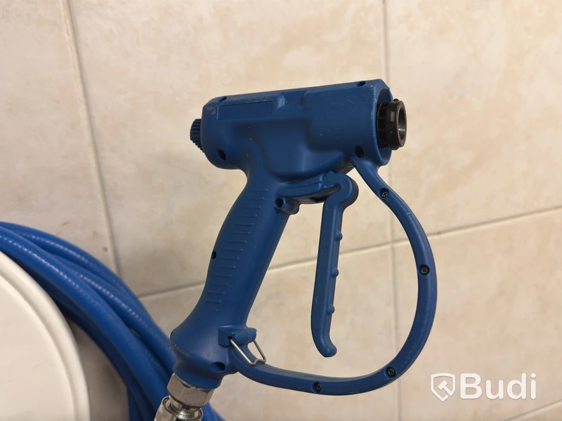 Doseringsstation Kiilto Pro, väggmonterad med slang
