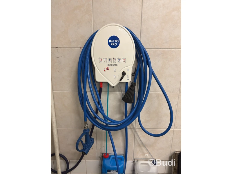 Doseringsstation Kiilto Pro, väggmonterad med slang