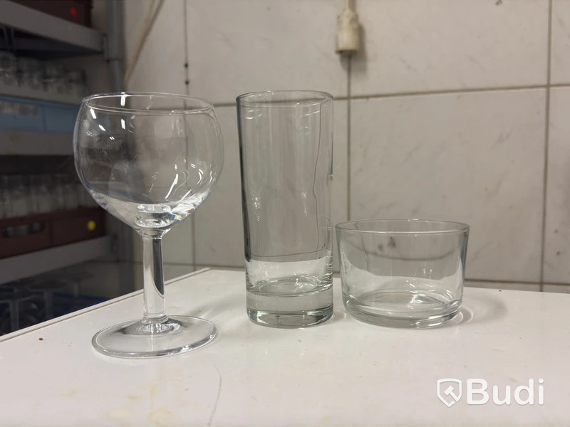 Diskbacksvagn med glasparti, vinglas och dricksglas i diskbackar