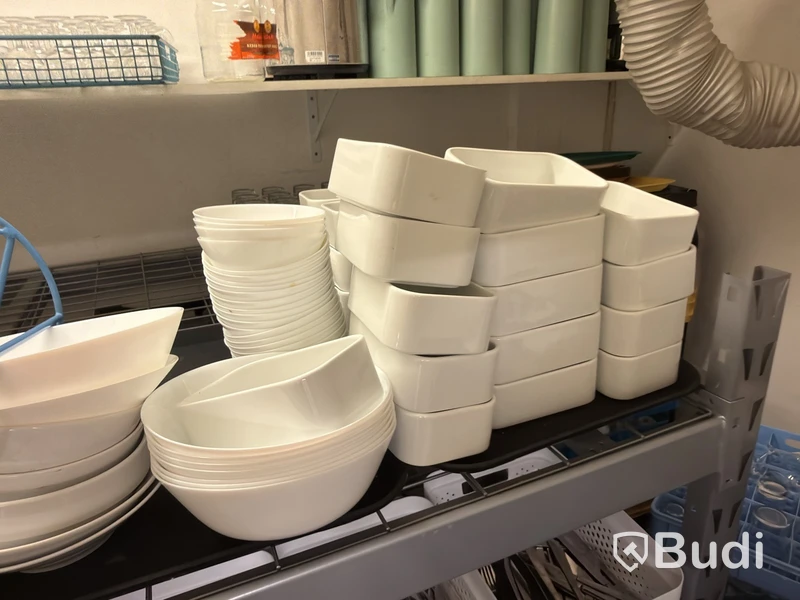 Stort parti serveringsartiklar för t.ex. catering - porslin, glas, kaffekannor, karaffer och bestick