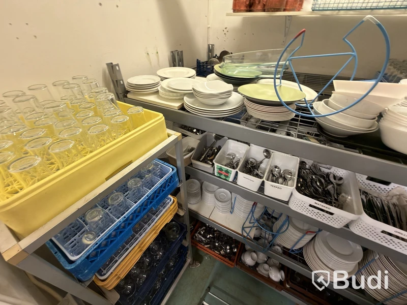 Stort parti serveringsartiklar för t.ex. catering - porslin, glas, kaffekannor, karaffer och bestick