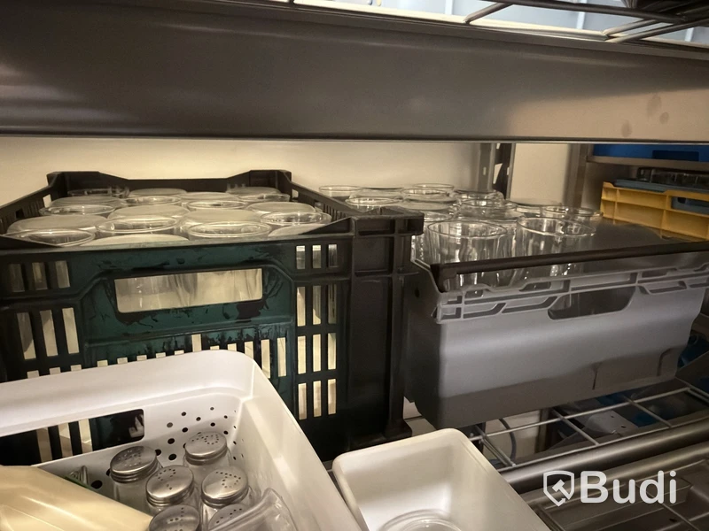 Stort parti serveringsartiklar för t.ex. catering - porslin, glas, kaffekannor, karaffer och bestick