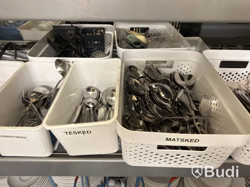 Stort parti serveringsartiklar för t.ex. catering - porslin, glas, kaffekannor, karaffer och bestick