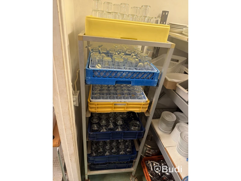 Stort parti serveringsartiklar för t.ex. catering - porslin, glas, kaffekannor, karaffer och bestick