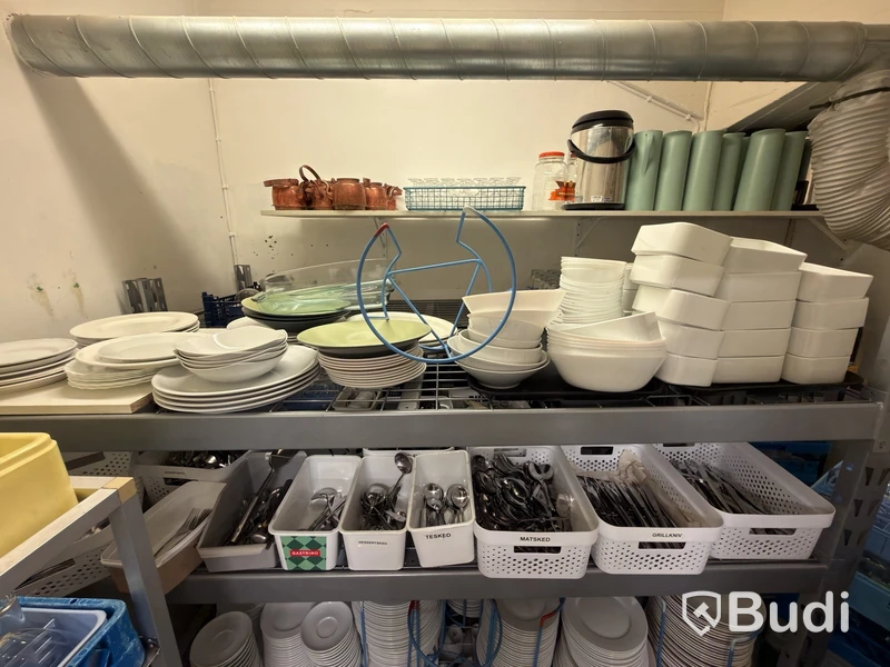 Stort parti serveringsartiklar för t.ex. catering - porslin, glas, kaffekannor, karaffer och bestick