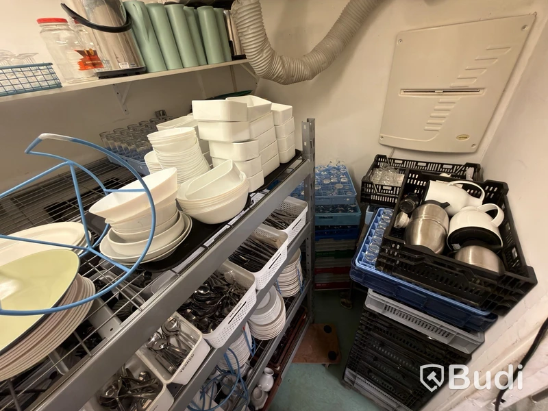 Stort parti serveringsartiklar för t.ex. catering - porslin, glas, kaffekannor, karaffer och bestick
