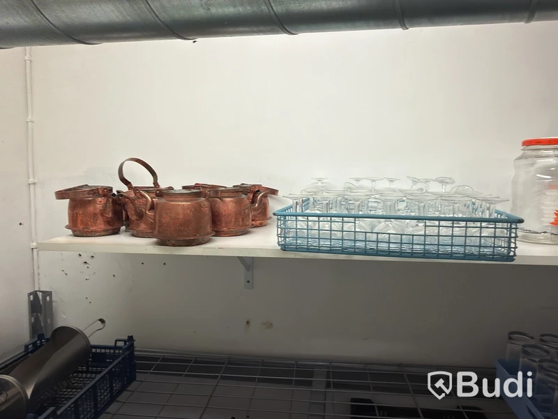 Stort parti serveringsartiklar för t.ex. catering - porslin, glas, kaffekannor, karaffer och bestick