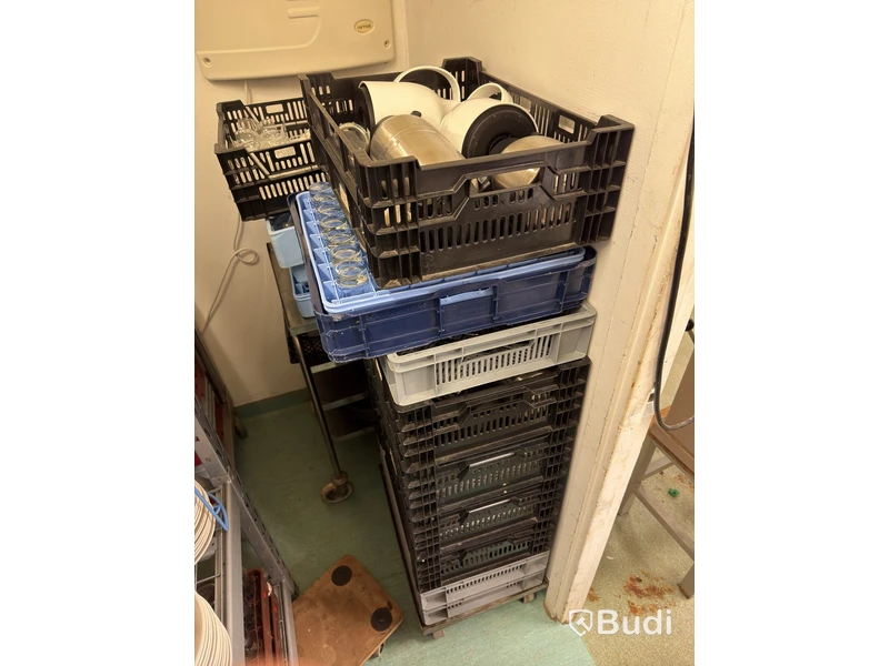 Stort parti serveringsartiklar för t.ex. catering - porslin, glas, kaffekannor, karaffer och bestick