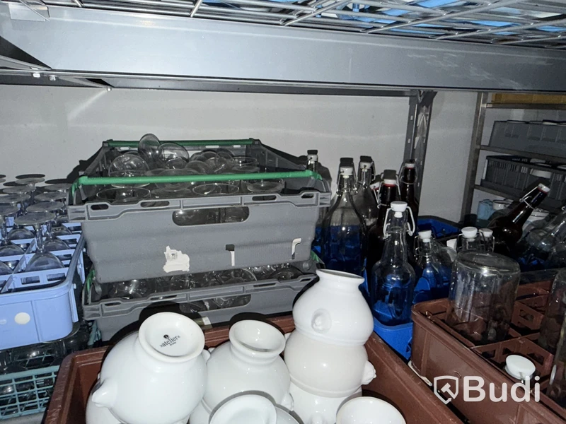 Stort parti serveringsartiklar för t.ex. catering - porslin, glas, kaffekannor, karaffer och bestick